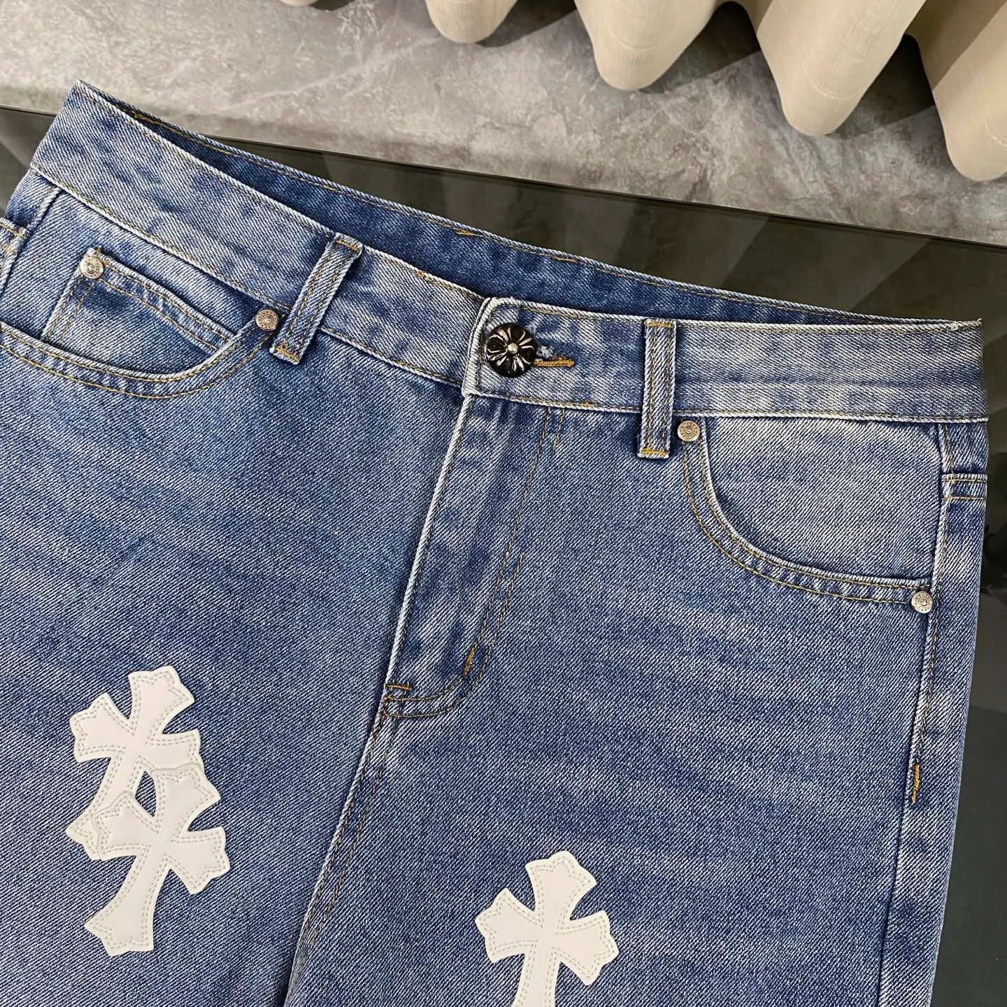 P240 chrome hearts 2025 classic white cross patchwork leather jeans vi Top heavy industry fashionable design] Consistent high street luxury style creation. Speaking of this style, the Zangyin family and GU family are definitely the leading representative brands. Especially the Zangyin family has really achieved a state-of-the-art effect in creating high street style. The unique washed material is used to create this style. The color system is quite eye-catching. After it is decorated with patchwork cross flowers, it cleverly highlights the charm of the brand. Secondly, this style uses classic The classic high-waist cutting design highlights the long legs and fashionable temperament of the upper body. The brand is highly recognizable and the slim fit configuration is more suitable for daily wear. It is a product that interprets personality, fashion, and specifications at a glance. This single product is enough to make any fan excited. It can be a white T-shirt for youthful preppy style, or a tight suspender for lady style. It has strong matching ability and can be easily controlled by men.  [Materials and craftsmanship] Needless to say, this point goes without saying. As an excellent craftsman brand, Zangyin’s requirements for details and craftsmanship are really perfect. The washed color of this model has gone through so many processes, not to mention the embellishment of denim appliques. It is also purely hand-made and sewn. Just like what they believe in, only hand-made things have soul and have the meaning of wear. A top-notch heavy-duty fashionable denim item, I look forward to your perfect interpretation! !  Size:28-36